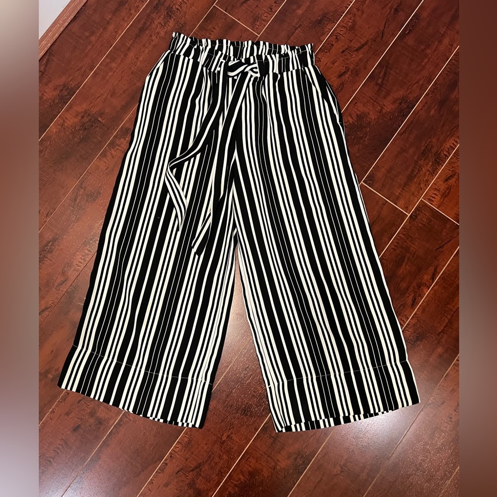 Stradivarius Striped Black and White Women's Culottes Size S